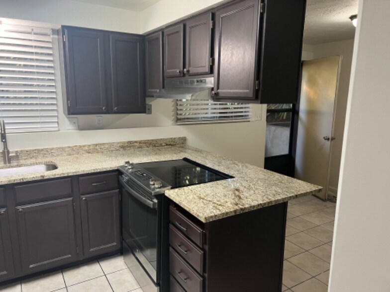 Building Photo - 111 Center St