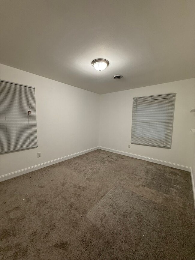 Building Photo - 25 Pembrook Ln