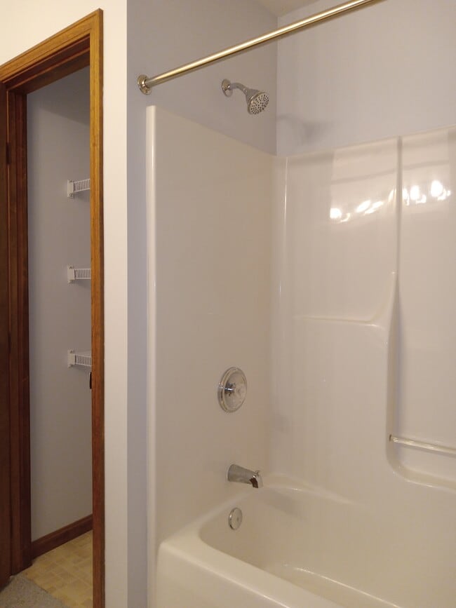 Building Photo - 316 Willowbend Cir