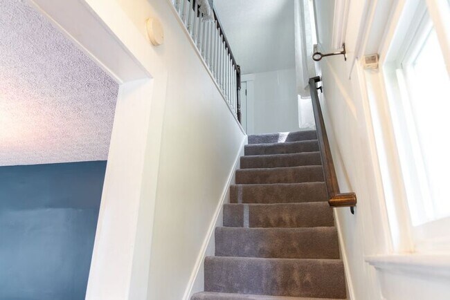 Building Photo - 6903 Cambridge Ave