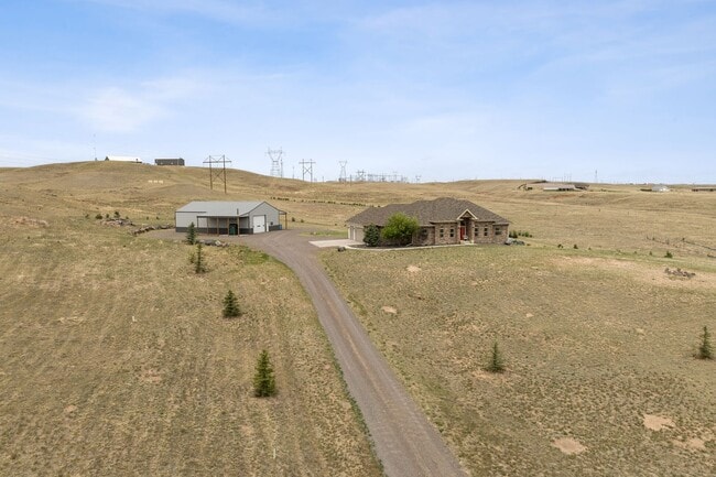 Building Photo - Executive 3-Bed Ranch Main Level - Private...
