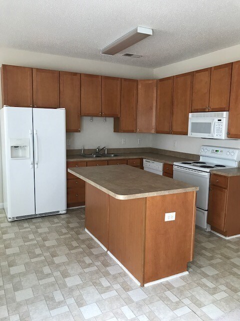 Building Photo - Spacious 3BR, 2.5BA Townhome in Chapel Hill