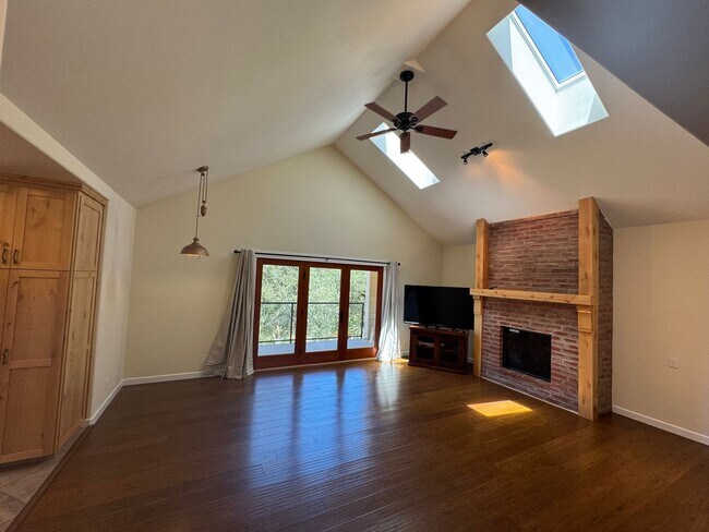 Building Photo - Beautiful 3 Bedroom/2 Bathroom Plus Bonus Room in Ben Lomond