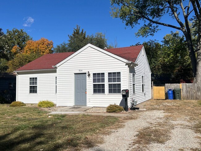 Building Photo - 3 Bedroom home with Fenced Yard - Available November