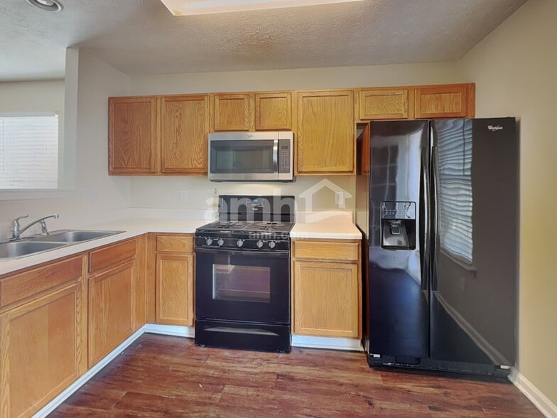 Building Photo - 705 St Charles Ave