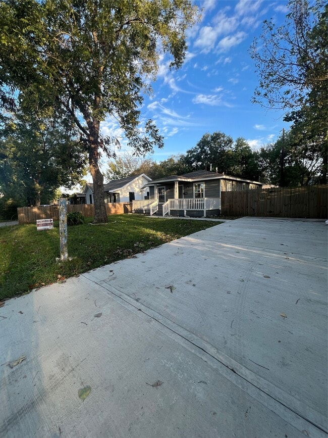 Building Photo - 110 Gans St
