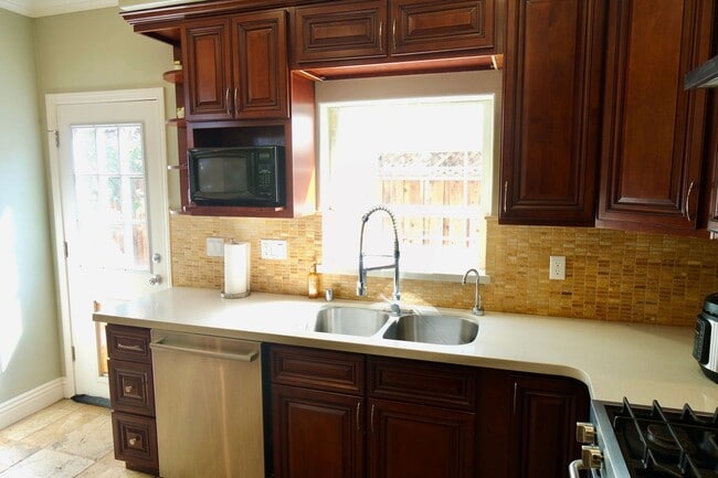 Building Photo - Modern House Near Downtown