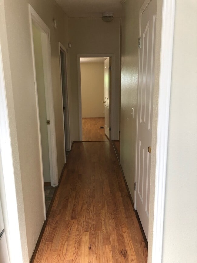 Building Photo - Spacious 3 bedroom home