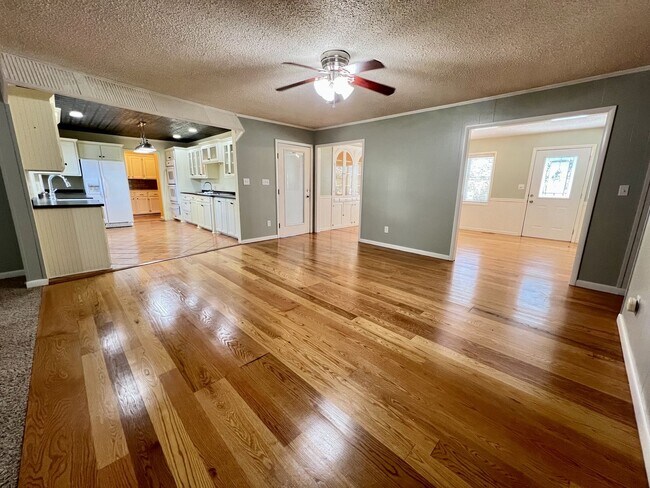 Building Photo - 3 Bedroom Home in Greenwood!