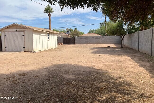 Building Photo - 1419 E Earll Dr
