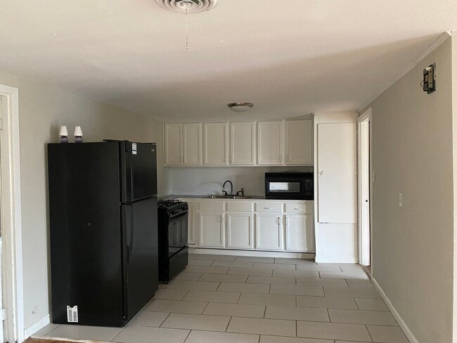 Building Photo - Great 4/2 in Central Lake Charles!