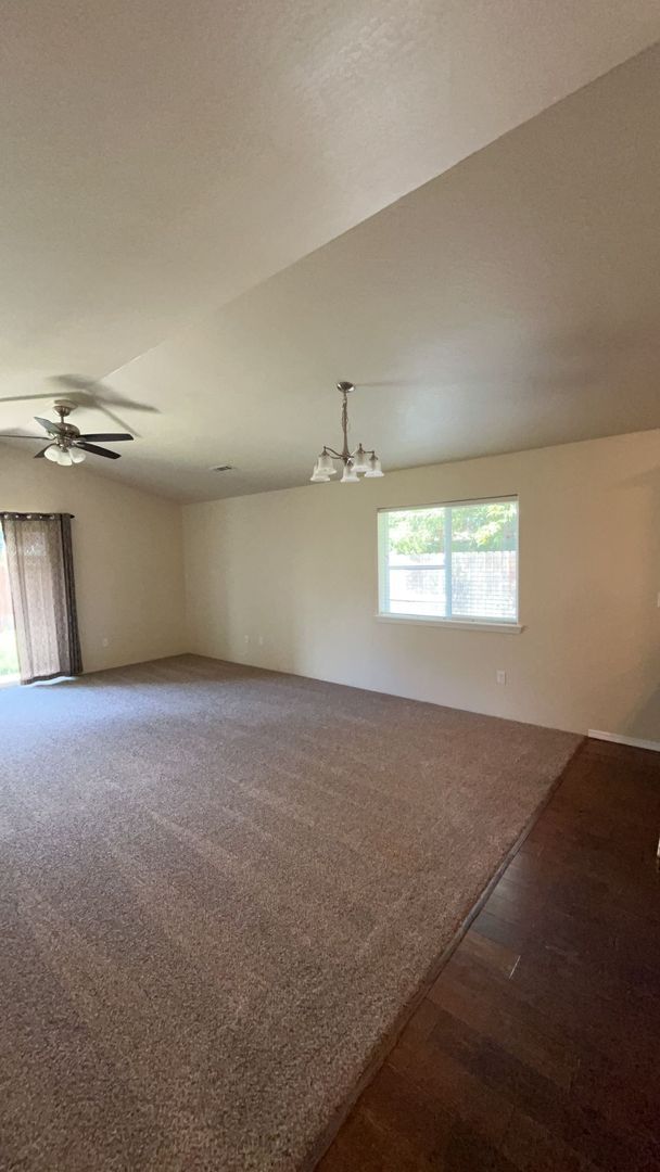 Building Photo - 3 Bedroom 2 Bath Home