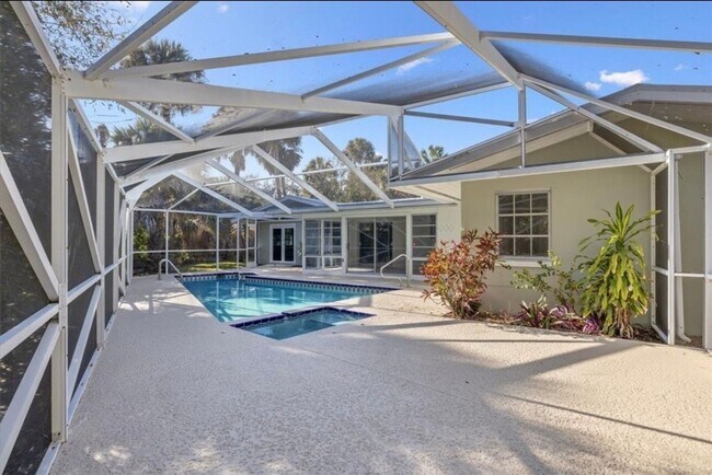 Building Photo - 835 Royal Palm Pl