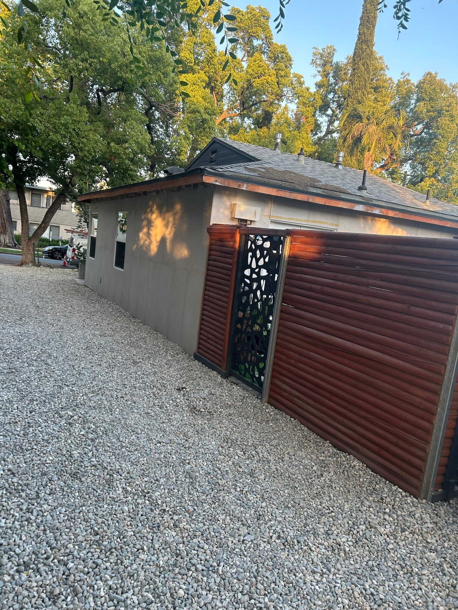 Building Photo - 261 N Oak Ave