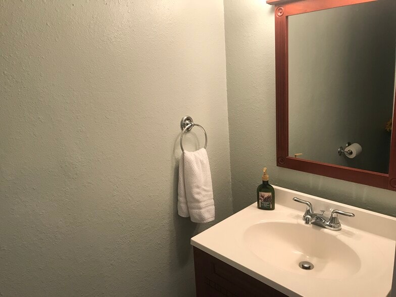 Downstairs Half Bath - 5813 Nottoway Ct