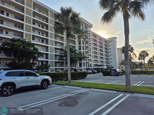 Building Photo - 3150 N Palm Aire Dr