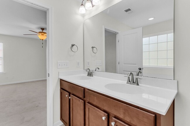 Building Photo - Spacious Summerville Home Near Historic Downtown