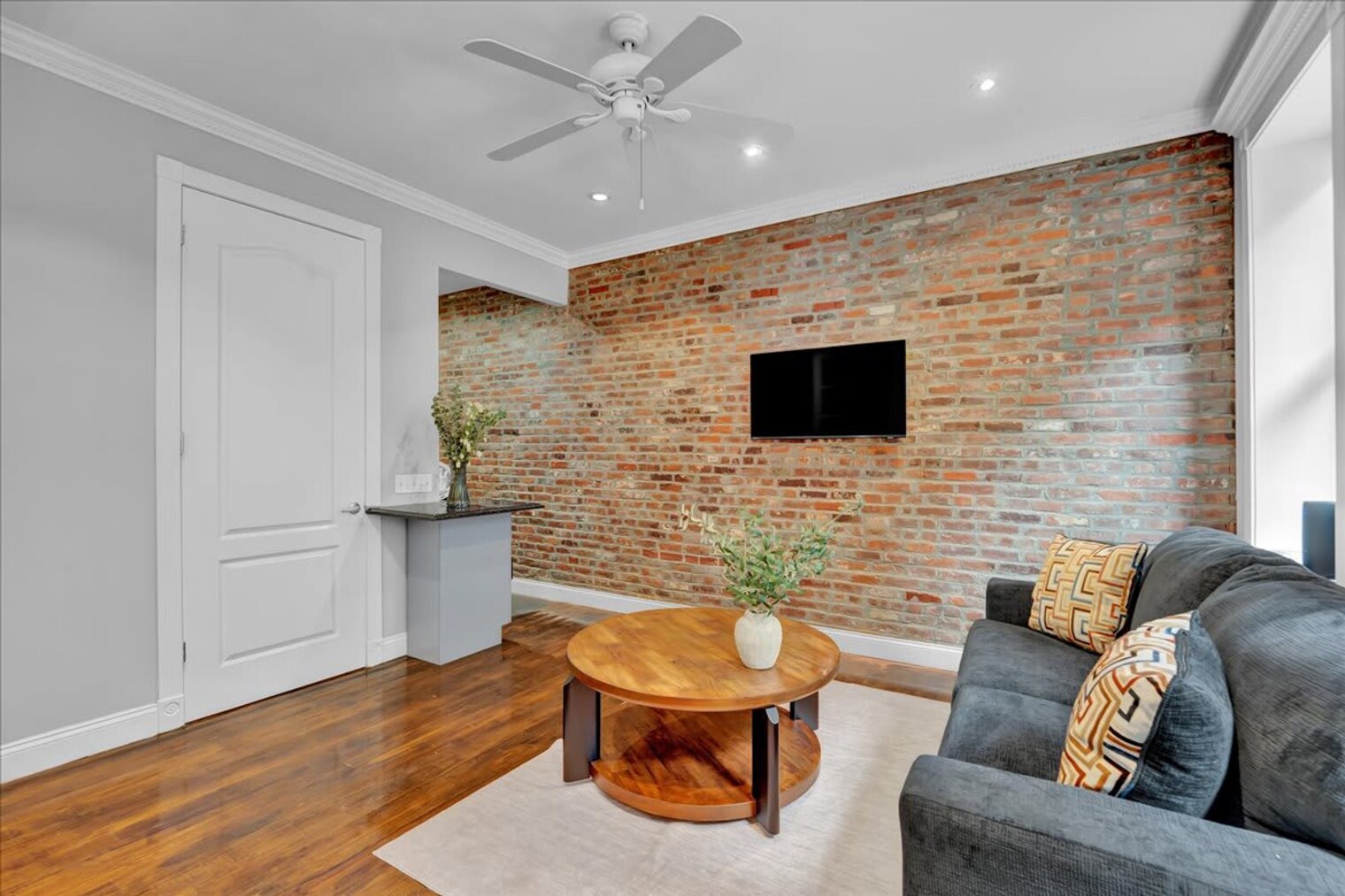 Building Photo - 346 E 18th St