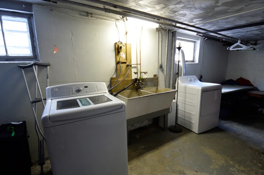 Building Photo - 16 Caltha Rd