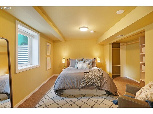 Building Photo - 3298 NE Alameda St