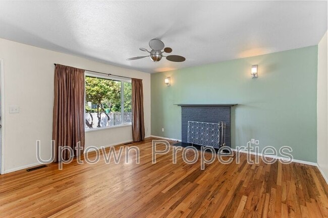 Building Photo - 16620 SW Oak St