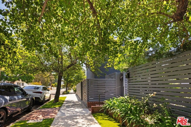 Building Photo - 535 Beloit Ave