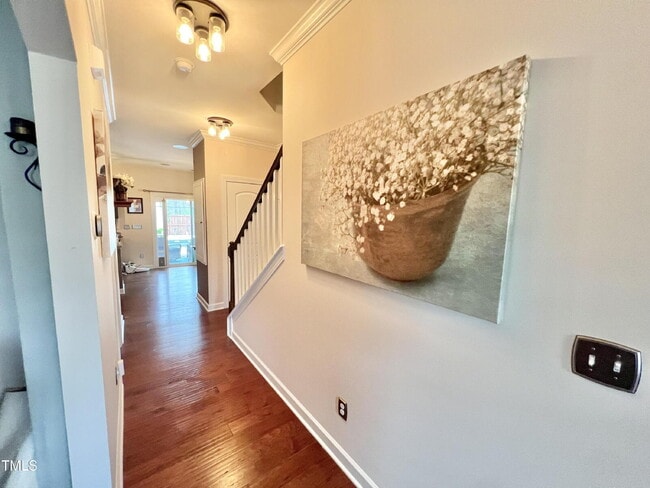 Building Photo - Unique opportunity -- with POOL!