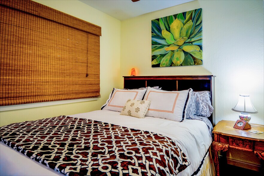 Bedroom: Queen-Size Bed, Memory Foam Mattress, High Thread Count Linens - 14 S Venice Blvd