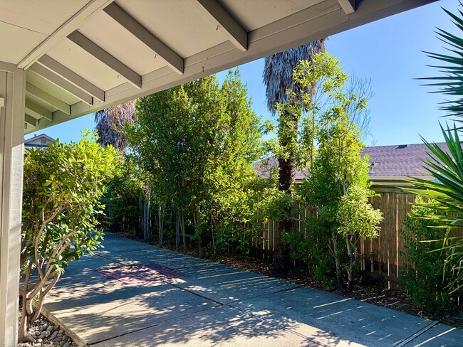 Building Photo - House like 2bed/1.5 Bath Condo with Spacious Corner Yard and 2 Car Garage