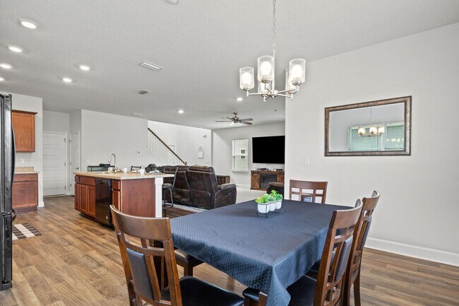 Building Photo - Stunning single-family 4bed/2.5 bath home