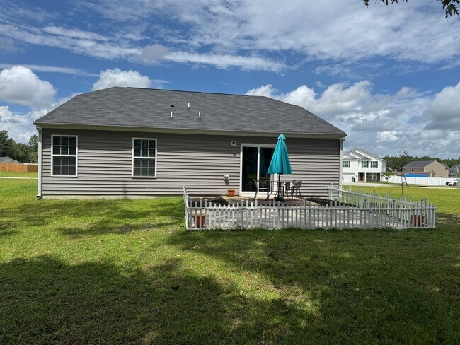 Building Photo - Charming Cul-de-Sac Home in Forest Oaks