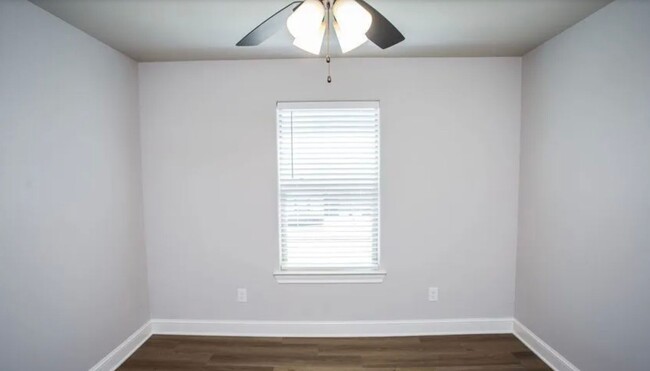 Building Photo - 3 Bedroom 2.5 Bathroom Townhome in Prime L...