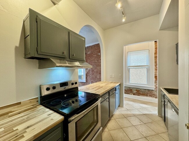 Building Photo - 2233 Victor St