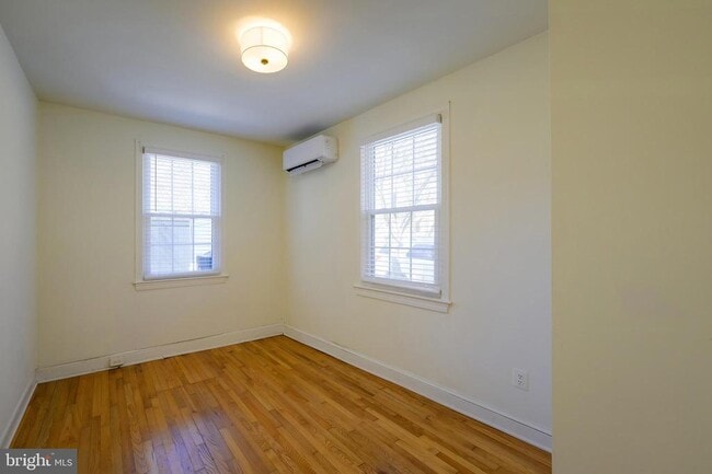 Building Photo - 1934 35th Pl NW