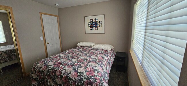 Building Photo - Large furnished mountain home walking distance to the river --- Available October 1