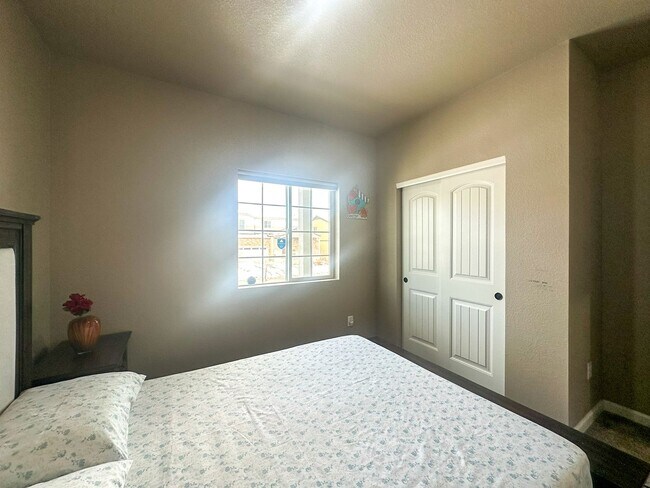 Building Photo - Grand 6bd 4ba Crystal Valley home with an in-law suite!!!