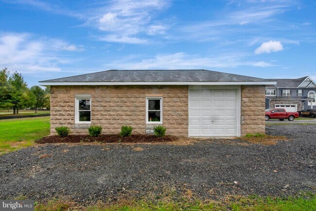 Building Photo - 512 N Farm Crossing Rd