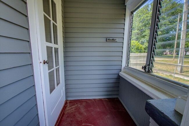 Building Photo - Charming, 3 Bed, 1 Bath Cape Cod in Granby...
