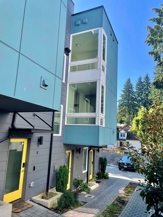 Building Photo - 4 Star Green Built 2-Bedroom, 2-Bath + Den Townhome