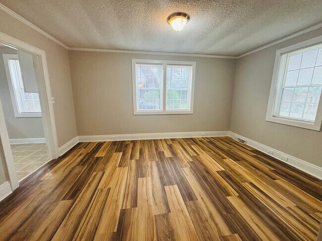 Building Photo - AVAILABLE NOW- Renovated in Rosewood!