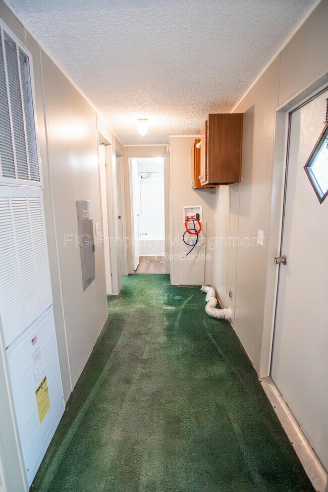 Building Photo - 821 Hillvale Rd