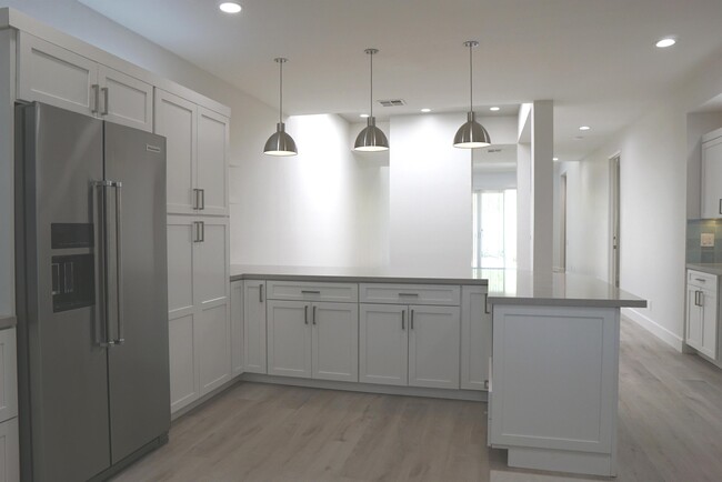 Building Photo - 204 N Hermosa Dr