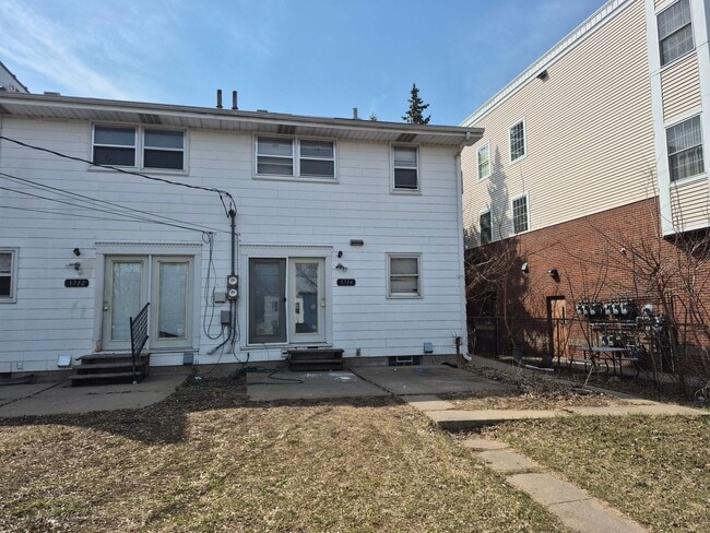 Building Photo - Awesome 3 BR/1 BA End-Unit Townhome in Minneapolis!