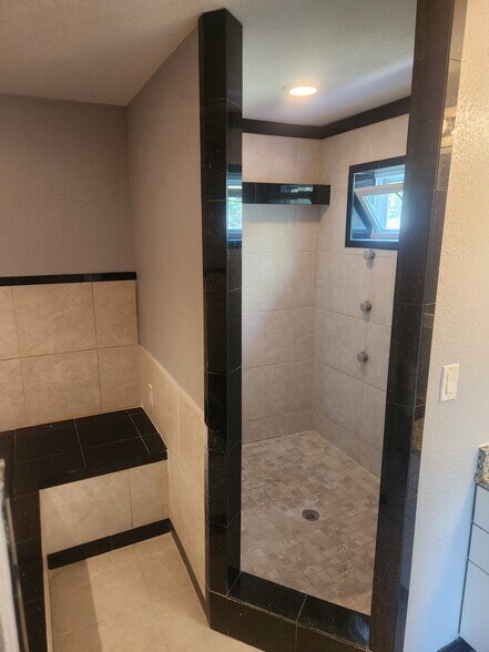 Building Photo - 5928 Fontana St