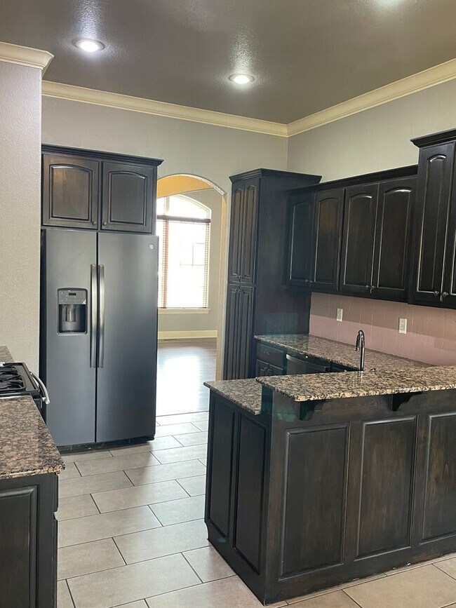 Building Photo - 3 Bedroom, 2 Full Bath, 2-car attached gar...