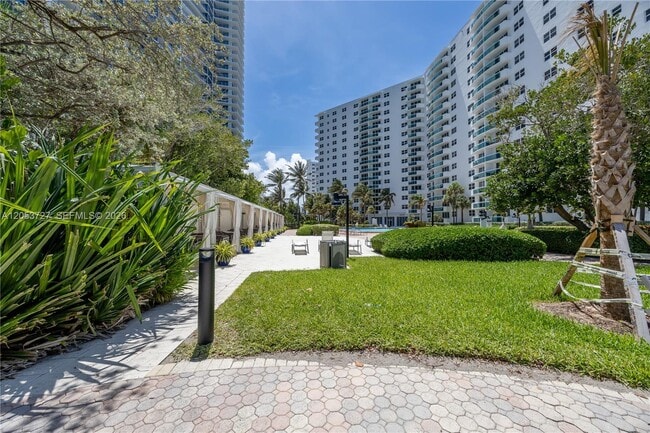 Building Photo - 3001 S Ocean Dr