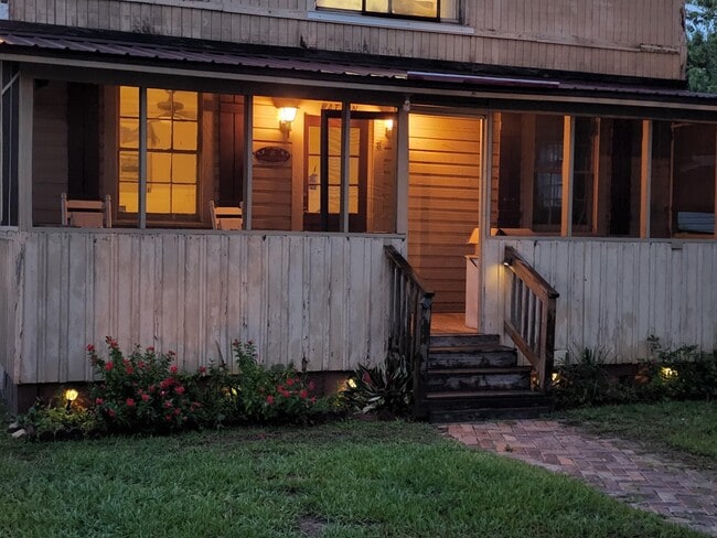 Building Photo - 8 Cedarwood Ave
