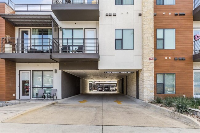 Building Photo - 207 W Johanna St