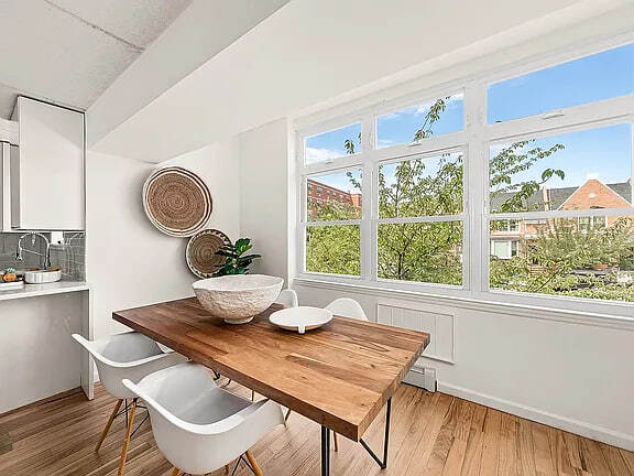 Building Photo - 6 Renaissance Ct