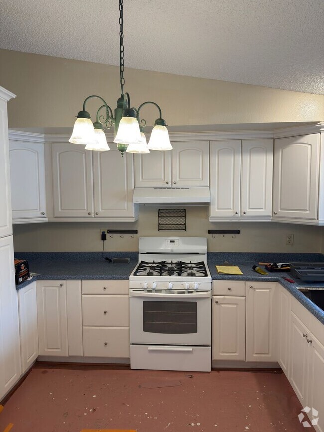 Building Photo - Nicest Unit at Plaza West..with grounds li...
